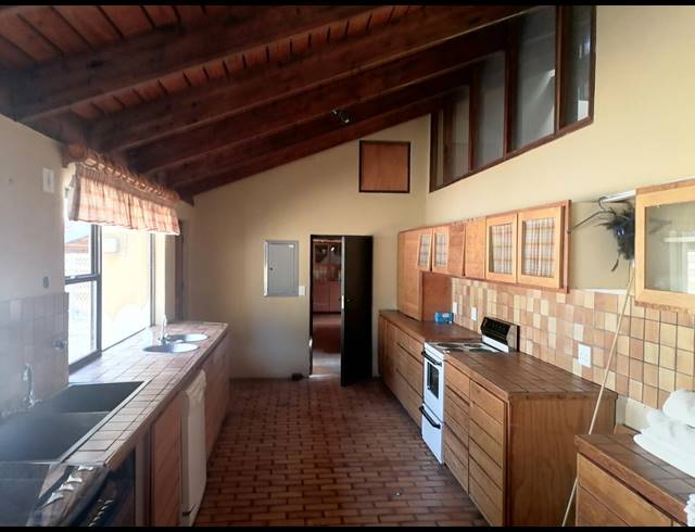 10 BEDROOM FREESTANDING TO LET IN EQUESTRIA